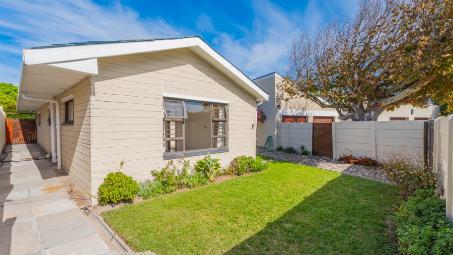 5 Bedroom Property for Sale in Zeekoevlei Western Cape